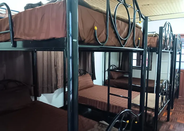 Hug Glur House Tour And Hostel (Adults Only)